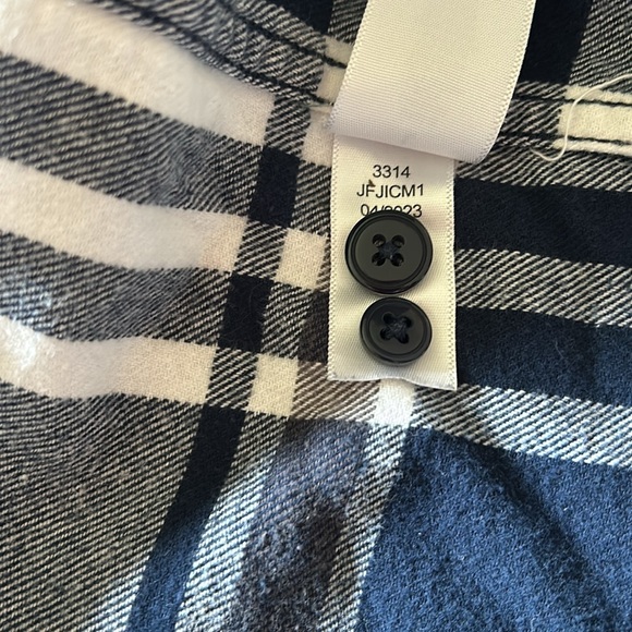 Blue plaid flannel shirt with hood by Aeropostale. - Picture 8 of 8